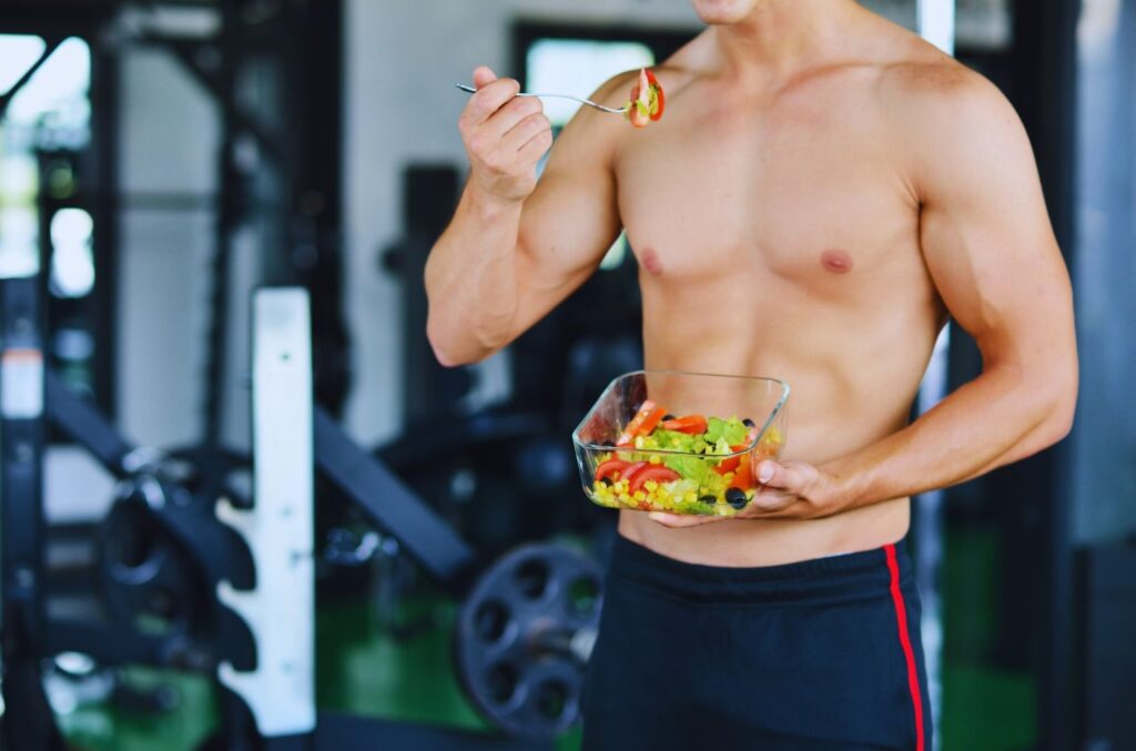 Resultados de treino e suplementação equilibrada para ganho de massa muscular.